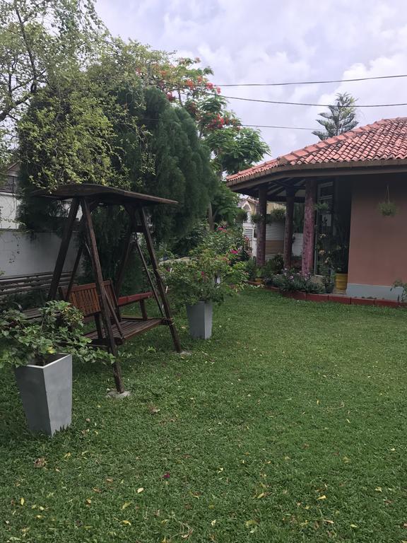 Ared Villa Katunayaka Esterno foto