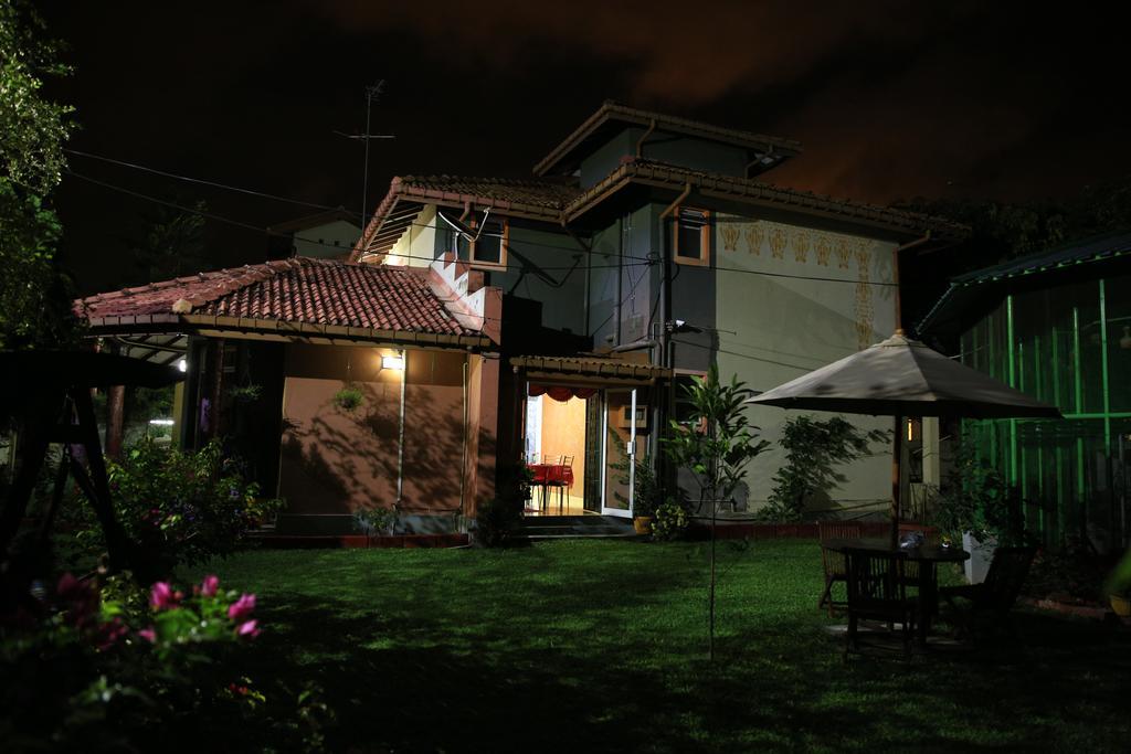 Ared Villa Katunayaka Esterno foto