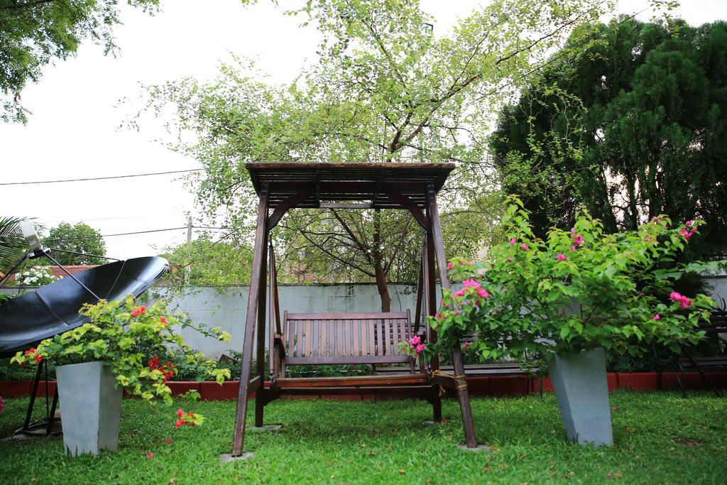 Ared Villa Katunayaka Esterno foto