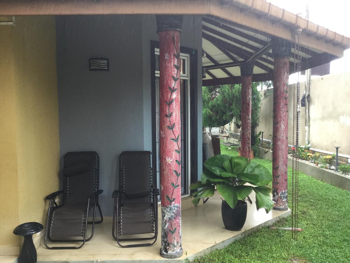 Ared Villa Katunayaka Esterno foto