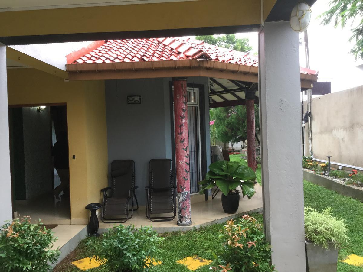 Ared Villa Katunayaka Esterno foto